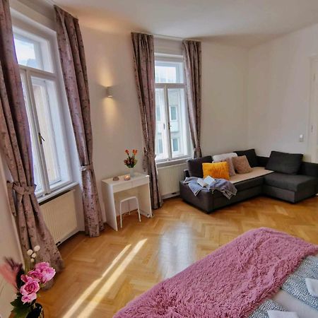 Central And Round 3 Minutes To City Shopping Center And Schoenbrunn Palace Виена Екстериор снимка