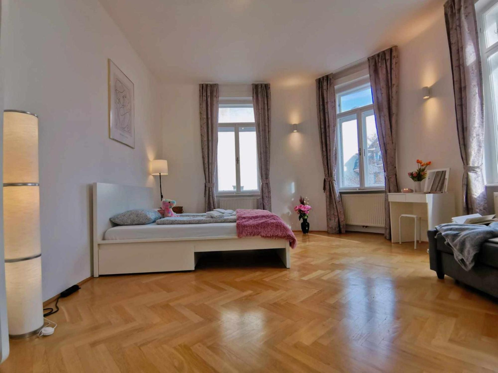 Central And Round 3 Minutes To City Shopping Center And Schoenbrunn Palace Виена Екстериор снимка
