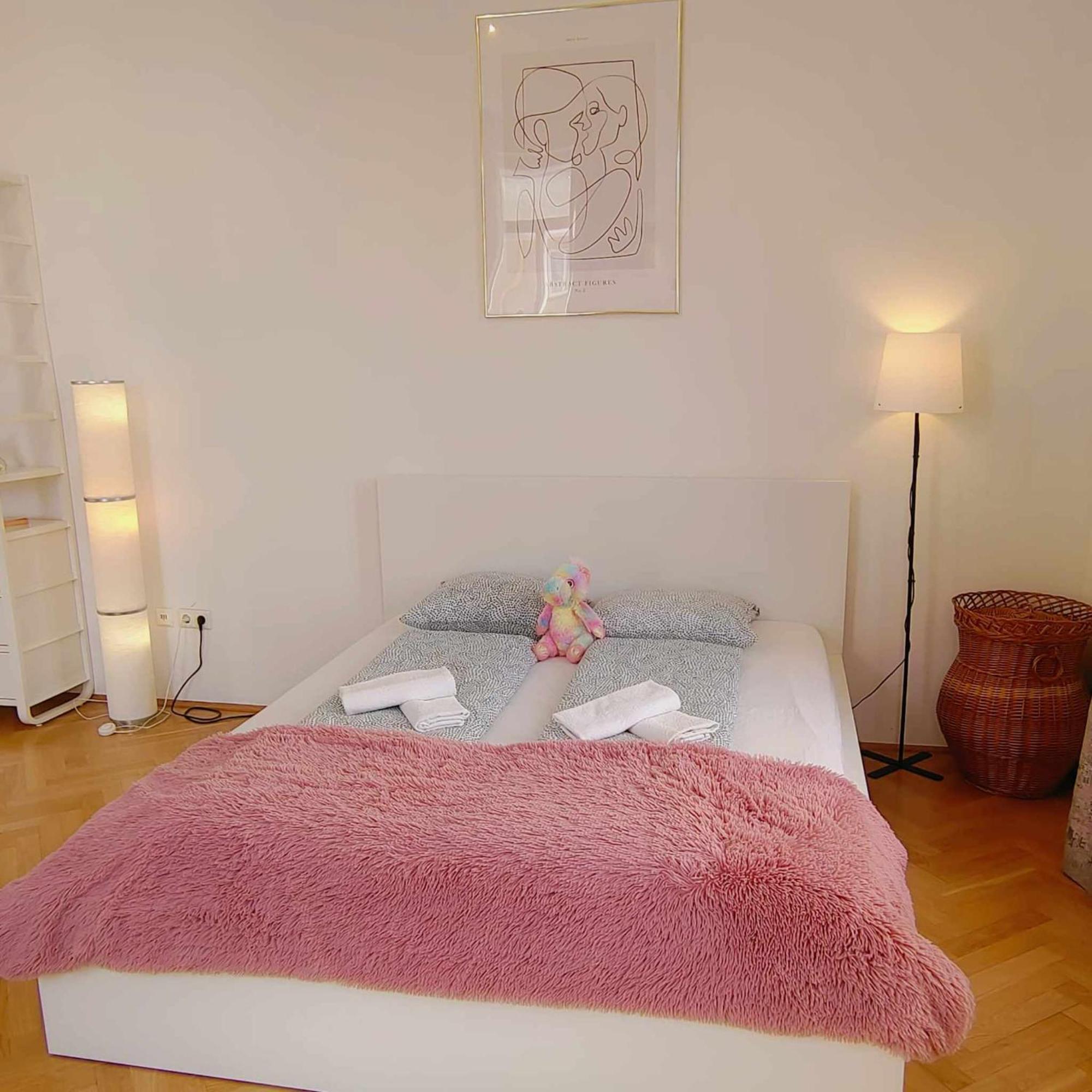 Central And Round 3 Minutes To City Shopping Center And Schoenbrunn Palace Виена Екстериор снимка